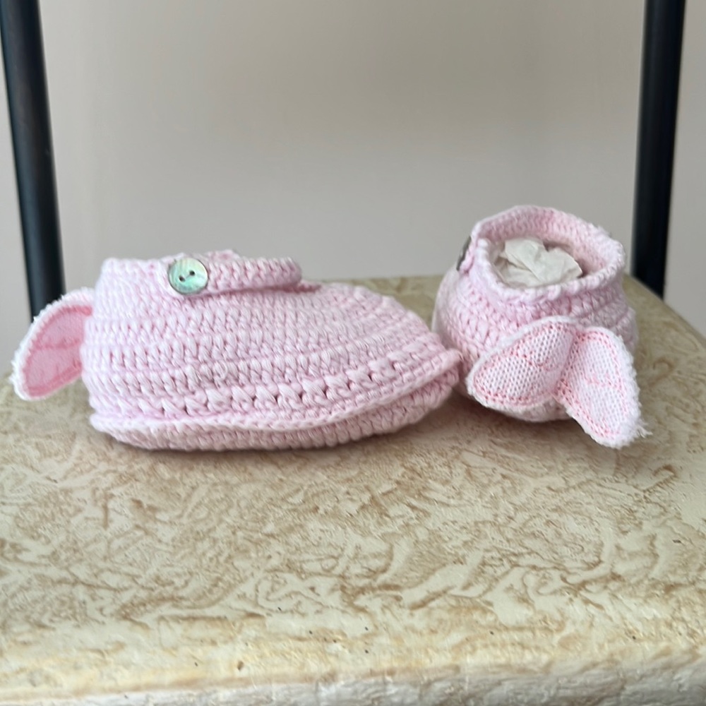Mud Pie knitted crib shoe from the Angel Collection -Pale Pink